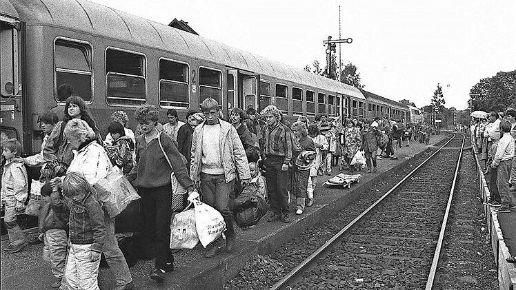 Angekommen: Ein Sonderzug bringt DDR-Flüchtlinge aus Prag via Hof nach Hammelburg. Fotos: Archiv