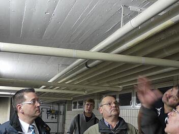 Im März schaute sich der Finanzausschuss die Schäden am Feuerwehrgebäude an. Foto: Pauline Lindner