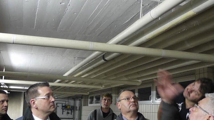 Im März schaute sich der Finanzausschuss die Schäden am Feuerwehrgebäude an. Foto: Pauline Lindner