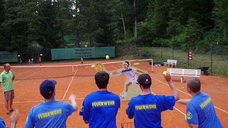Mit vereinten Kräften gegen "Roger Federer" beim Spiel um dem Garitzer Vereinspokal.