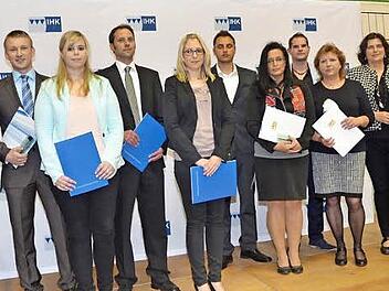 Die Prüfungsbesten der Weiterbildung mit Meisterpreisträgern. Mit im Bild der Vizepräsident der IHK, Hans Rebhan (links), Landratstellvertreter Gerhard Wunder (rechts) und die Hauptgeschäftsführerin der IHK Bayreuth, Christi Degen (2.v.r.) Foto: K.- H. Hofmann