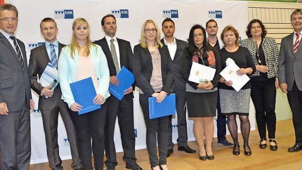 Die Prüfungsbesten der Weiterbildung mit Meisterpreisträgern. Mit im Bild der Vizepräsident der IHK, Hans Rebhan (links), Landratstellvertreter Gerhard Wunder (rechts) und die Hauptgeschäftsführerin der IHK Bayreuth, Christi Degen (2.v.r.) Foto: K.- H. Hofmann