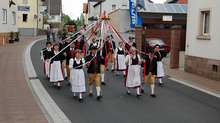 Ein Bild der Tanzgruppe aus früheren Zeiten. Hier beim Einholen des Maibaumes. Tänze bei der traditionellen Dorfveranstaltung gehören seit Jahren dazu. Foto: Archiv/ Günther Straub