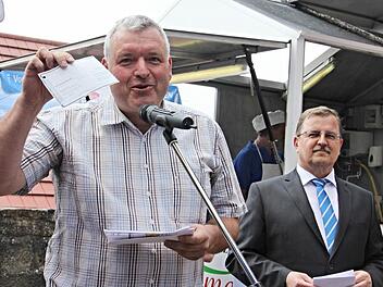 Bis zum 50. Jubiläum hat Bürgermeister Jürgen Hennemann den Kontoauszug mit siener ersten Ausbildungsvergütung aufbewahrt. Rechts Wolfgang Schreiber, Niederlassungsleiter in Ebern. Foto: Helmut Will