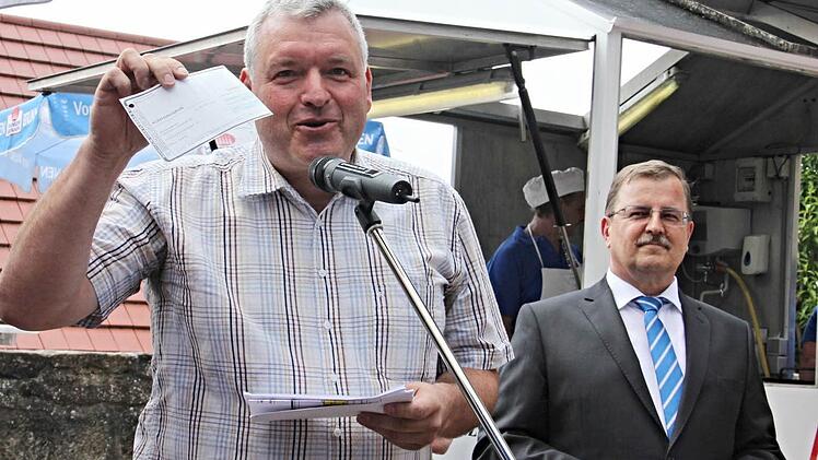 Bis zum 50. Jubiläum hat Bürgermeister Jürgen Hennemann den Kontoauszug mit siener ersten Ausbildungsvergütung aufbewahrt. Rechts Wolfgang Schreiber, Niederlassungsleiter in Ebern. Foto: Helmut Will