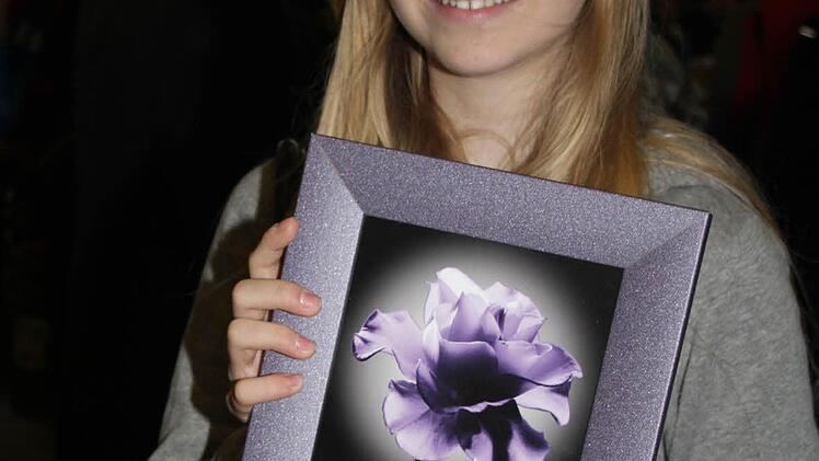 Jessica Eichner möchte ihr neu gestaltetes Zimmer mit Bildern ausschmücken: zu ihrem Erstaunen gab es für den Preis nicht nur ein Bild, sondern drei.