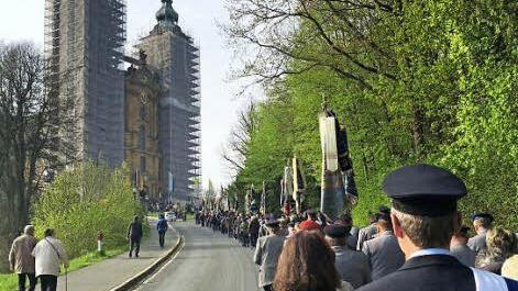 Die Wallfahrer pilgerten den Berg hinauf zur Basilika. Foto: privat