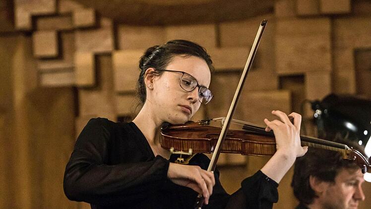 Impressionen vom Rathauskonzert in Neustadt mit Teilnehmern eines Meisterkurses für Violine:: Annalena Kohde.Foto: Jochen Berger