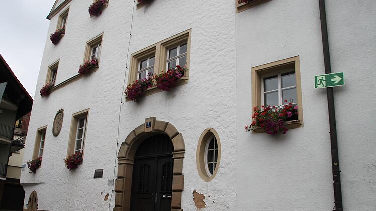 Den Schäden an der Fassade des Bauamts geht es an den Kragen. Foto: Dagmar Besand