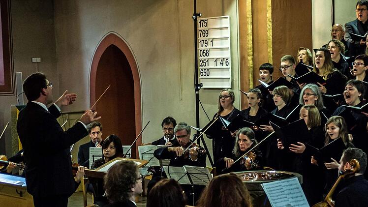 Die Kantorei St. Georg unter Leitung von Markus Heunisch gestaltete in Neustadt ein Kantatenkonzert zum Reformationsjubiläum.Foto: Jochen Berger