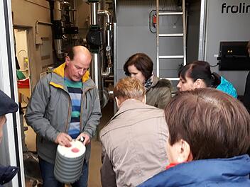 Reiner Zapf-Willmer von der Energiegenossenschaft Oberleiterbach gibt den G&auml;sten aus Polen Einblicke in die Funktionsweise des innovativen Nahw&auml;rmenetzes. Foto: Energievision Franken