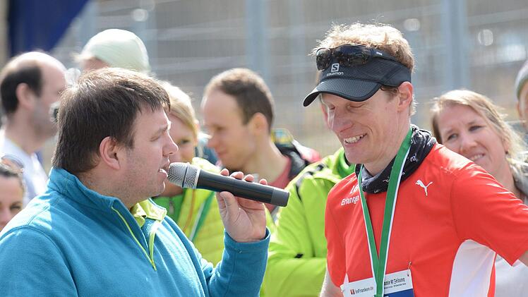 Moderator Jürgen Kunkel im Interview mit Marathon-Gewinner Markus-Kristan Siegler.ssp