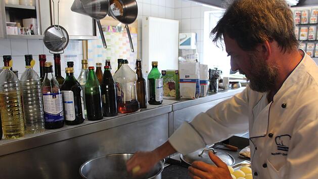 Norbert Gumbrecht vom Restaurant "Aischblick" bietet auch mal Schweinebraten mit Kl&ouml;&szlig;en f&uuml;r die Kinder an. Dabei verwendet er stets die gleichen Zutaten, egal ob f&uuml;r 3,40 Euro pro Gericht an die Schule geliefert oder f&uuml;r mehr Geld im Restaurant serviert wird. Foto: Yannick Hupfer