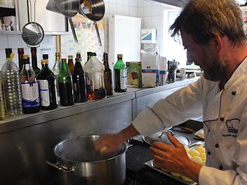 Norbert Gumbrecht vom Restaurant "Aischblick" bietet auch mal Schweinebraten mit Klößen für die Kinder an. Dabei verwendet er stets die gleichen Zutaten, egal ob für 3,40 Euro pro Gericht an die Schule geliefert oder für mehr Geld im Restaurant serviert wird. Foto: Yannick Hupfer