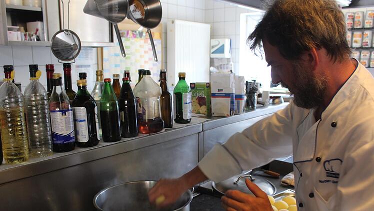 Norbert Gumbrecht vom Restaurant "Aischblick" bietet auch mal Schweinebraten mit Klößen für die Kinder an. Dabei verwendet er stets die gleichen Zutaten, egal ob für 3,40 Euro pro Gericht an die Schule geliefert oder für mehr Geld im Restaurant serviert wird. Foto: Yannick Hupfer