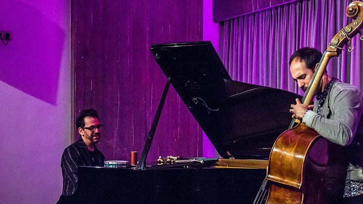 Der Pianist Omer Klein und der Kontrabassist Haggai Cohen-Milo gastiert erstmals in Coburg. Mit einem umjubelten Duoabend eröffneten sie die neue Saison von "Leise am Markt".Foto: Jochen Berger