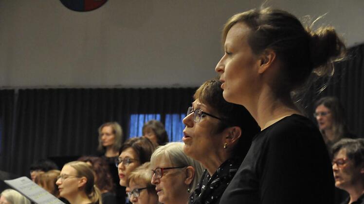 Mit zu Herzen gehenden Gospel bezauberten die Teilnehmer des Workshops "Gospel Start Up" bei ihrem Abschlusskonzert in der Hammelburger Musikakademie. Foto: Peter Klopf