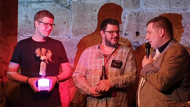 Florian Sondermayer aus Oberhaching (Mitte) hat mit dem Song , "A Monster like me" von M&oslash;rland & Debrah Scarlett, gewonnen. Der Bamberger Simon Holl (links) hat seinen "Barbara-Dex-Award" mit dem ESC-Beitrag von Albanien im Jahr 2012 verteidigt.  Foto: Uferlos e.V.