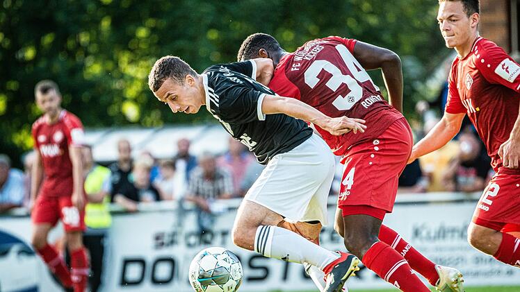 Jermaine Mullen bereitete seinem Gegenspieler Frank Ronstadt (Nummer 34) ein paar Mal Probleme. Rechts Kickers-Kapitän Sontheimer.