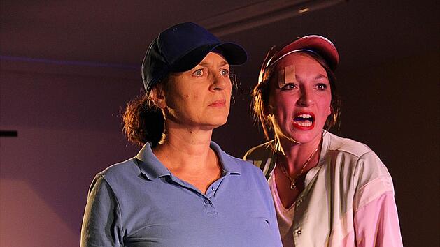 Von Unf&auml;llen erhoffen sie sich Heilung und Erl&ouml;sung (v. l.): Beate (Ursula Gumbssch) und Jayne (Alina Joers) Foto: Werner Lorenz