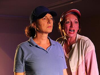 Von Unfällen erhoffen sie sich Heilung und Erlösung (v. l.): Beate (Ursula Gumbssch) und Jayne (Alina Joers) Foto: Werner Lorenz