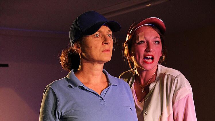 Von Unfällen erhoffen sie sich Heilung und Erlösung (v. l.): Beate (Ursula Gumbssch) und Jayne (Alina Joers) Foto: Werner Lorenz