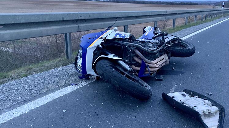 Motorradunfall auf B19 bei Niederwerrn: Fahrer bei Kollision beim &Uuml;berholen t&ouml;dlich verletzt.