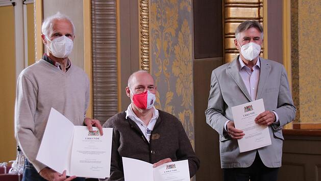 Richard Fix (von links), Bernhard Schlereth und Klaus Lotter haben sich jeweils mindestens 18 Jahre als Stadtrat engagiert. Daf&uuml;r erhielten sie eine Dankurkunde vom Freistaat. Foto: Benedikt Borst