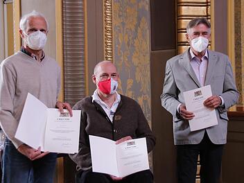 Richard Fix (von links), Bernhard Schlereth und Klaus Lotter haben sich jeweils mindestens 18 Jahre als Stadtrat engagiert. Dafür erhielten sie eine Dankurkunde vom Freistaat. Foto: Benedikt Borst