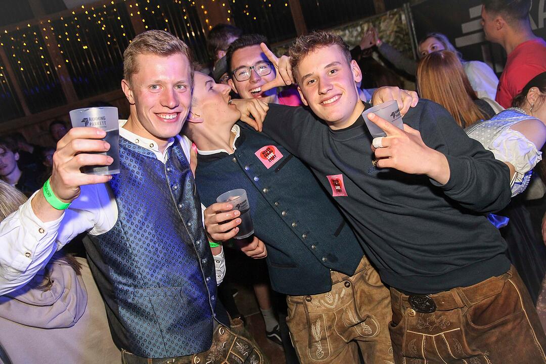 Gefeiert wurde mit der Kult-Partyrockband Radspitz!