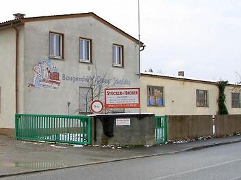 Auf dem Gelände des ehemaligen Baugeschäfts Schröder am Goldenen Feld 14 wird ein Neubau der Firma Leise entstehen. Der Großhändler für Kfz-Teile und Industriebedarf plant die Errichtung einer großen Lagerhalle mit Büros und Schulungsräumen und wird dafür einen Teil der bestehenden Gebäude abreißen lassen. Foto: Dagmar Besand