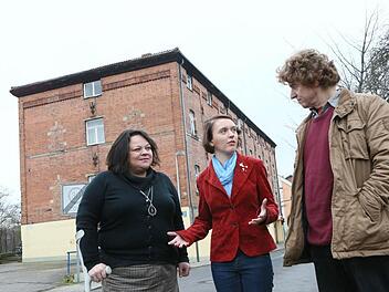 Vor der Obdachlosenunterkunft: Anette Göpel, Spitzenkandidatin Nanda Steinhäuser und Heinrich Schwimmbeck (v.l.) Foto: Matthias Hoch