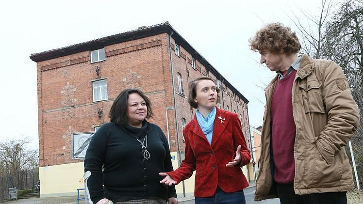Vor der Obdachlosenunterkunft: Anette Göpel, Spitzenkandidatin Nanda Steinhäuser und Heinrich Schwimmbeck (v.l.) Foto: Matthias Hoch