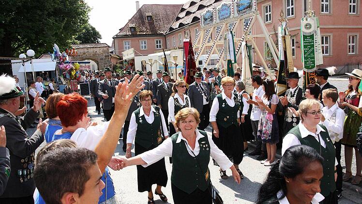 Herzliche Freundschaft: Die Schützenfreunde aus Bremen-Borgfeld beim Eintreffen im Kastenhof. Foto: Stefan Lutter
