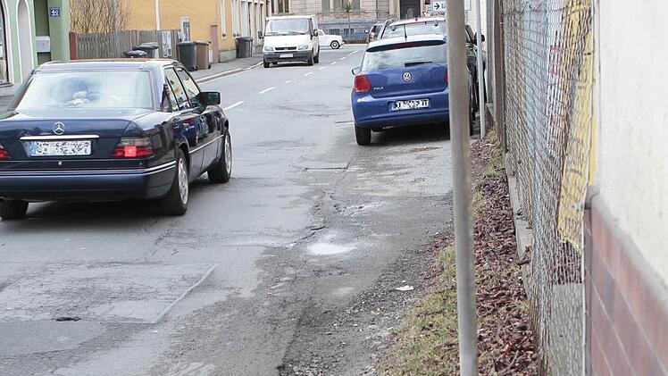 Auf Höhe von Bauklotz Winkler hat der Schwedensteg ordentlich Schlagseite. Dem Lochfraß wird voraussichtlich ab Mai zu Leibe gerückt. Dabei kommt es eventuell für kurze Zeit zu einer Vollsperrung. Foto: Jochen Nützel