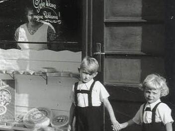 Wer erinnert sich noch an die Molkerei Behr in der Unterhainstraße? Das Bild zeigt Winfried (rechts) und Lothar Behr. Ihre Mutter Maria steht im Laden und schaut durch's Fenster. Solche und ähnliche Bilder sammelt das Kulturbüro für eine Ausstellung. Foto: Familie Behr