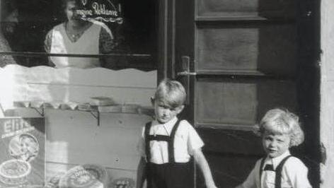 Wer erinnert sich noch an die Molkerei Behr in der Unterhainstraße? Das Bild zeigt Winfried (rechts) und Lothar Behr. Ihre Mutter Maria steht im Laden und schaut durch's Fenster. Solche und ähnliche Bilder sammelt das Kulturbüro für eine Ausstellung. Foto: Familie Behr