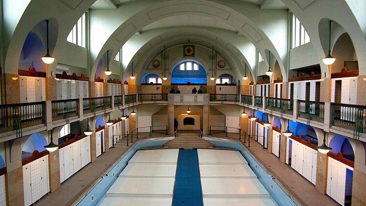 Die Stadt Nürnberg hat ihr Jugendstil-Volksbad am Plärrer 1992 geschlossen Nun gibt es Überlegungen, es zu sanieren und wieder zu nutzen. Das Bad hat drei Schwimmhallen, hier die Männer-Schwimmhalle.