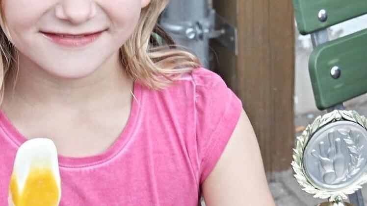 Evelyn zeigt ihren Pokal. Foto: Helmut Will