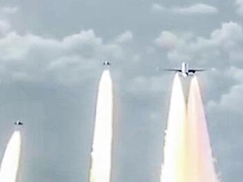 Jagdszenen am Himmel: Zwei deutsche Eurofighter nahmen in 11 000 Metern Höhe Tuchfühlung mit dem indischen Jet auf.  Foto: Youtube (Screenshot)