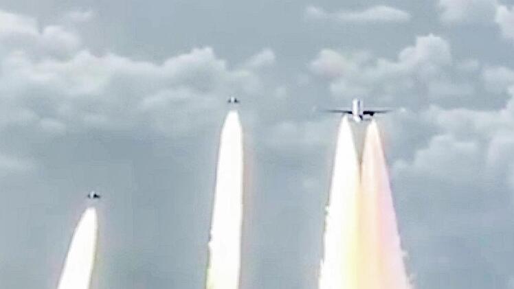 Jagdszenen am Himmel: Zwei deutsche Eurofighter nahmen in 11 000 Metern Höhe Tuchfühlung mit dem indischen Jet auf.  Foto: Youtube (Screenshot)