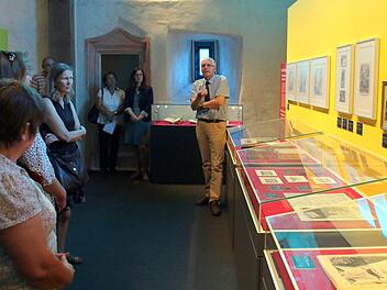 Alles Wissenswerte rund um die aktuelle Ausstellung erläutert Prof. Ulrich Großmann den Besuchern. Foto: Bettina Knauth