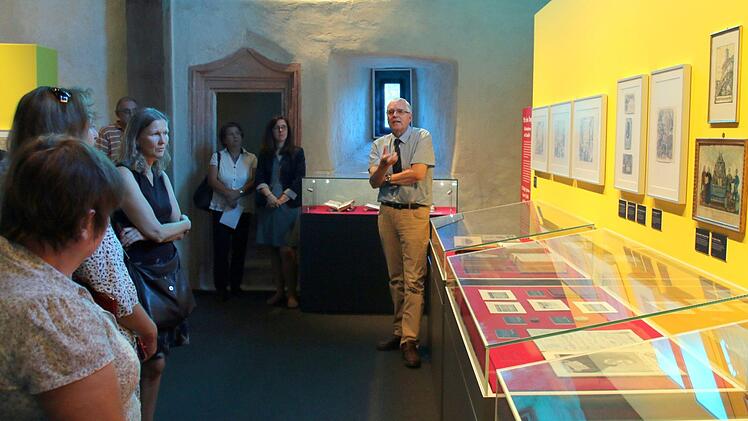 Alles Wissenswerte rund um die aktuelle Ausstellung erläutert Prof. Ulrich Großmann den Besuchern. Foto: Bettina Knauth