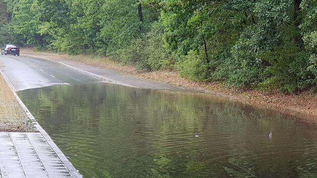 Die angek&uuml;ndigten Gewitter haben am Samstagnachmittag f&uuml;r erste Sch&auml;den gesorgt. Starkregen sorgte im N&uuml;rnberger S&uuml;den f&uuml;r &uuml;berflutete Stra&szlig;en. Foto: NEWS5/Fechner