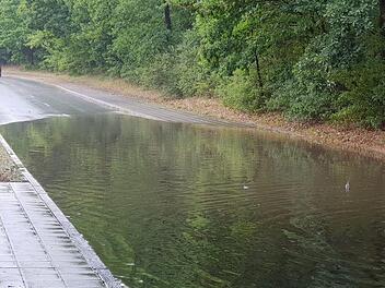Die angekündigten Gewitter haben am Samstagnachmittag für erste Schäden gesorgt. Starkregen sorgte im Nürnberger Süden für überflutete Straßen. Foto: NEWS5/Fechner