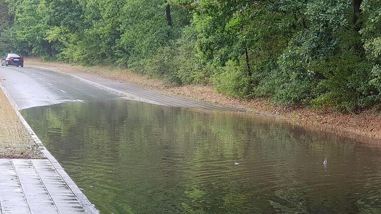 Die angekündigten Gewitter haben am Samstagnachmittag für erste Schäden gesorgt. Starkregen sorgte im Nürnberger Süden für überflutete Straßen. Foto: NEWS5/Fechner