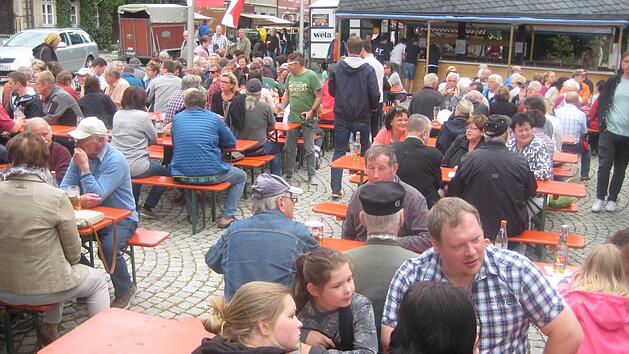 Bei idealen Wetterbedingungen herrschte Hochbetrieb auf dem Rathausplatz von Teuschnitz.Paul Hader