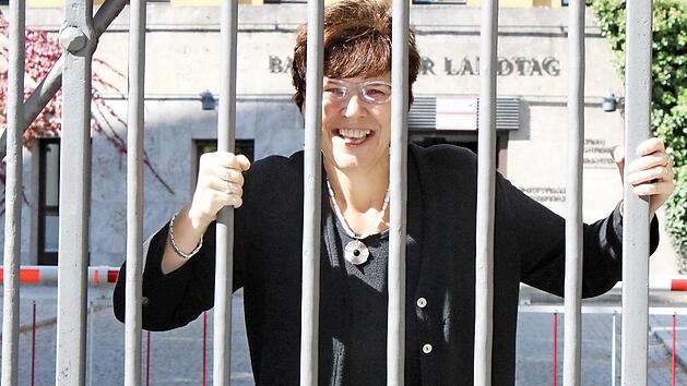 Susann Biedefeld r&uuml;ttelt am Tor des Landtags. Foto: privat