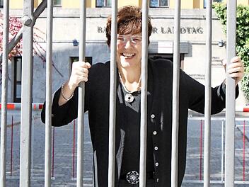 Susann Biedefeld r&uuml;ttelt am Tor des Landtags. Foto: privat