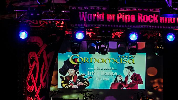 Die siebenköpfige Band Cornamusa gastierte gemeinsam mit der international besetzten "Irish Beats Dance Company" im Kongresshaus Rosengarten in Coburg.Foto: Jochen Berger